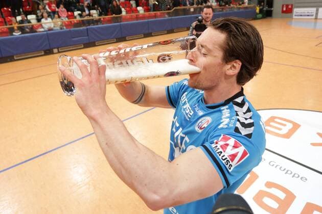 Hagen Ole Rahmel ( 23, HC Erlangen) geniesst sein Aufstiegsbier, VfL Eintracht Hagen vs. HC Erlangen, Handball, 2. Handball Bundesliga, 26.04.2016, Copyright: Deutzmann Eibner-Pressefoto EP_CDN