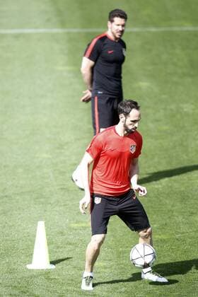 Atletico de Madrid s coach Diego Pablo Simeone (t) and Juanfran Torres during training session. April 26,2016.  (2016042601)