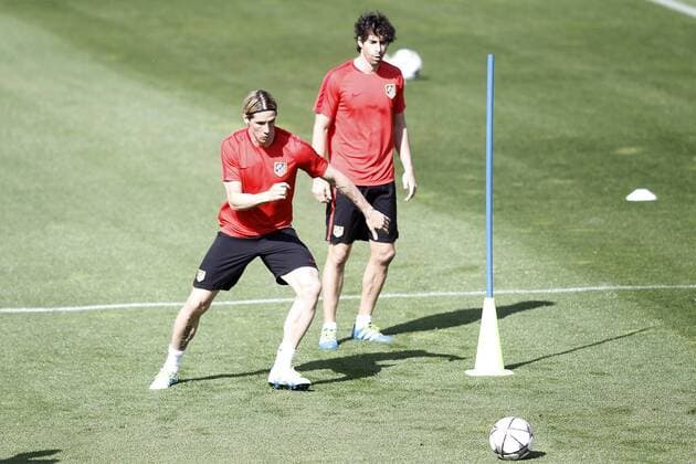Atletico de Madrid s Fernando Torres (l) and Tiago Cardoso during training session. April 26,2016.  (2016042606)