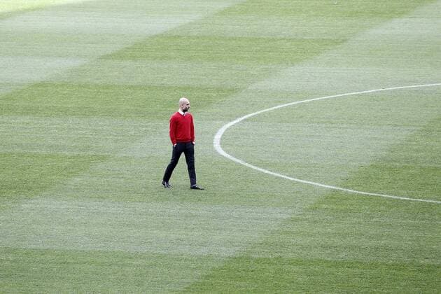 Themen der Woche - Sport Bilder des Tages - SPORT FC Bayern Munchen s coach Pep Guardiola reviews the field after Champions League 2015 2016 Semi-Finals 1st leg match. April 26,2016.  (2016042619)