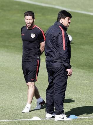 Atletico de Madrid s coach Diego Pablo Simeone (l) with his second German Mono Burgos during training session. April 26,2016.  (2016042611)