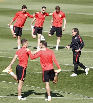 Atletico de Madrid s players with the trainer Oscar El Profe Ortega during training session. April 26,2016.  (2016042612)
