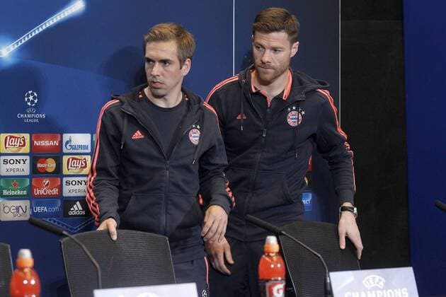 FC Bayern Munchen s Philipp Lahm (l) and Xabi Alonso in press conference PK Pressekonferenz after Champions League 2015 2016 Semi-Finals 1st leg match. April 26,2016.  (2016042622)