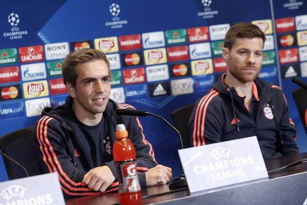 FC Bayern Munchen s Philipp Lahm (l) and Xabi Alonso in press conference PK Pressekonferenz after Champions League 2015 2016 Semi-Finals 1st leg match. April 26,2016.  (2016042623)