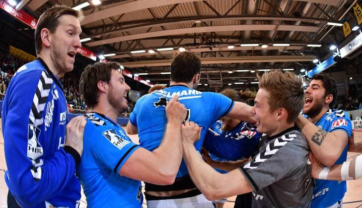 26.04.2016 - Handball - 2. Bundesliga HBL - Saison 2015 2016 - 36. Spieltag: VfL Eintracht Hagen - HC Erlangen HCE - - Jubel Freude - Aufstieg Aufsteiger
