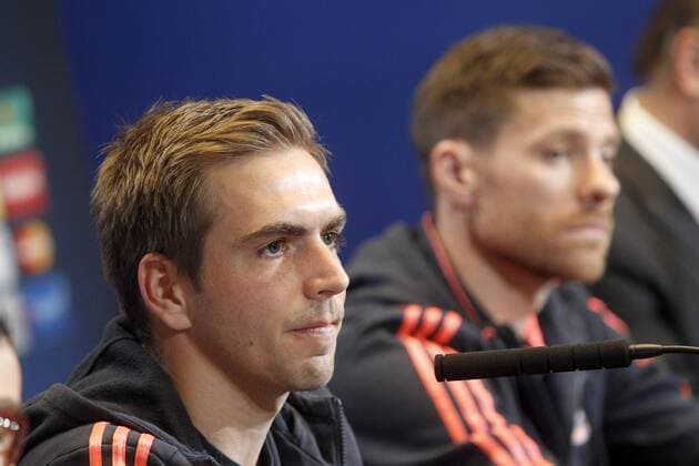 FC Bayern Munchen s Philipp Lahm (l) and Xabi Alonso in press conference PK Pressekonferenz after Champions League 2015 2016 Semi-Finals 1st leg match. April 26,2016.  (2016042635)