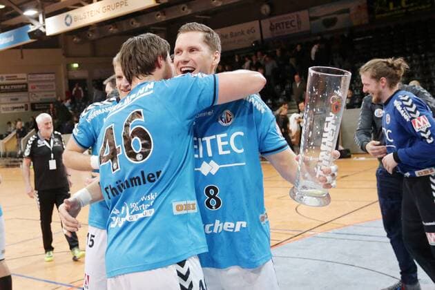 Hagen Aufstiegsjubel beim kompletten Team des HC Erlangen, hier Jonas Thuemmler ( 46, HC Erlangen) und Sebastian Preiss ( 8, HC Erlangen), VfL Eintracht Hagen vs. HC Erlangen, Handball, 2. Handball Bundesliga, 26.04.2016, Copyright: Deutzmann Eibner-Pressefoto EP_CDN