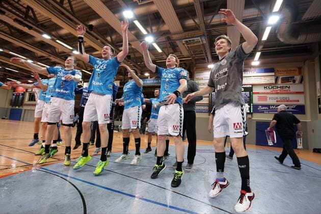Hagen Aufstiegsjubel beim kompletten Team des HC Erlangen, hier Jonas Link ( 7, HC Erlangen), Ole Rahmel ( 23, HC Erlangen), Kevin Herbst ( 11, HC Erlangen), Nicolai Theilinger ( 3, HC Erlangen), VfL Eintracht Hagen vs. HC Erlangen, Handball, 2. Handball Bundesliga, 26.04.2016, Copyright: Deutzmann Eibner-Pressefoto EP_CDN