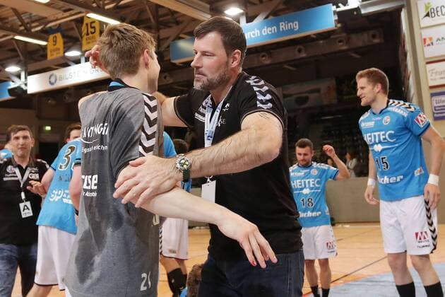 Hagen Aufstiegsjubel beim kompletten Team des HC Erlangen hier mit Christopher Bissel ( 21, HC Erlangen) und Robert Andersson (Trainer, HC Erlangen), VfL Eintracht Hagen vs. HC Erlangen, Handball, 2. Handball Bundesliga, 26.04.2016, Copyright: Deutzmann Eibner-Pressefoto EP_CDN