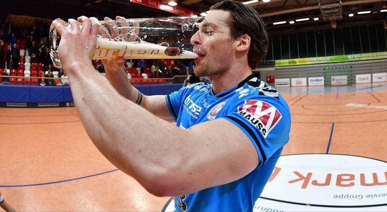 Bilder des Tages - SPORT 26.04.2016 - Handball - 2. Bundesliga HBL - Saison 2015 2016 - 36. Spieltag: VfL Eintracht Hagen - HC Erlangen HCE - - Jubel Freude - Aufstieg Aufsteiger - Ole Rahmel (23, HC Erlangen HCE )
