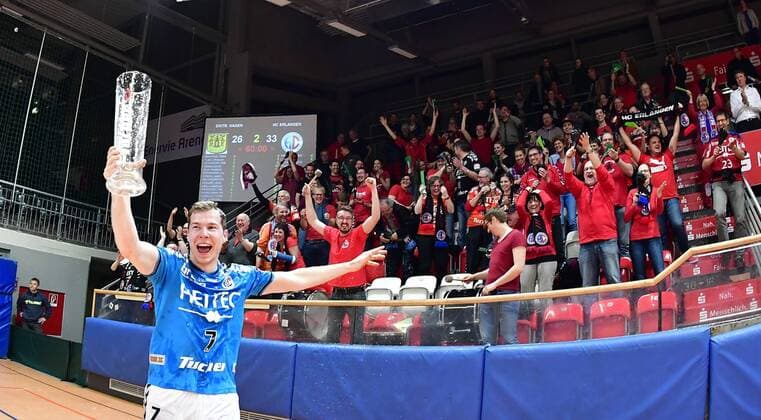 Bilder des Tages - SPORT 26.04.2016 - Handball - 2. Bundesliga HBL - Saison 2015 2016 - 36. Spieltag: VfL Eintracht Hagen - HC Erlangen HCE - - Jubel Freude - Aufstieg Aufsteiger - Jonas Link (7, HC Erlangen HCE )