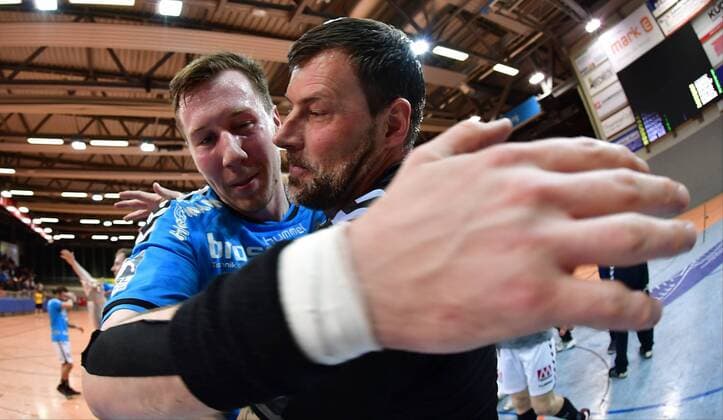 26.04.2016 - Handball - 2. Bundesliga HBL - Saison 2015 2016 - 36. Spieltag: VfL Eintracht Hagen - HC Erlangen HCE - - Jubel Freude - Aufstieg Aufsteiger - Nikolai Link (33, HC Erlangen HCE ) Robert Andersson (Trainer HC Erlangen HCE )