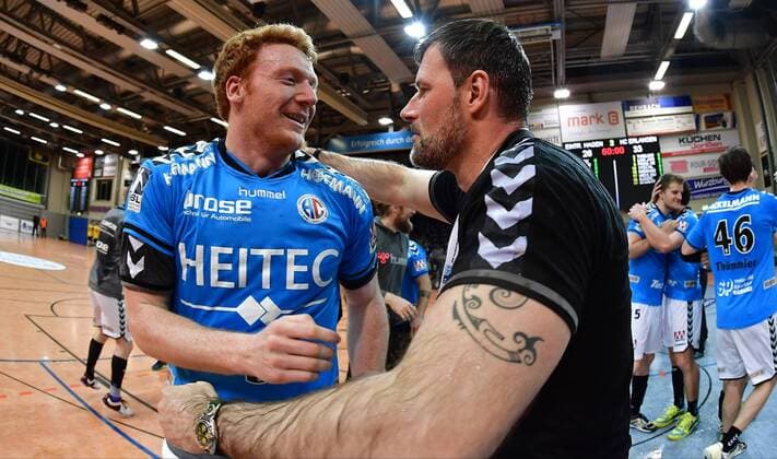 26.04.2016 - Handball - 2. Bundesliga HBL - Saison 2015 2016 - 36. Spieltag: VfL Eintracht Hagen - HC Erlangen HCE - - Jubel Freude - Aufstieg Aufsteiger - Nicolai Theilinger (3, HC Erlangen HCE ) Robert Andersson (Trainer HC Erlangen HCE )
