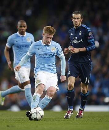 Kevin De Bruyne of Manchester City and Gareth Bale of Real Madrid during the UEFA Champions League Semi Final 1st leg match at the Etihad Stadium. Photo credit should read: Philip Oldham Sportimage EDITORIAL USE ONLY. No use with unauthorised audio, video, data, fixture lists, club league logos or live services. Online in-match use limited to 120 images, no video emulation. No use in betting, games or single club league player publications.