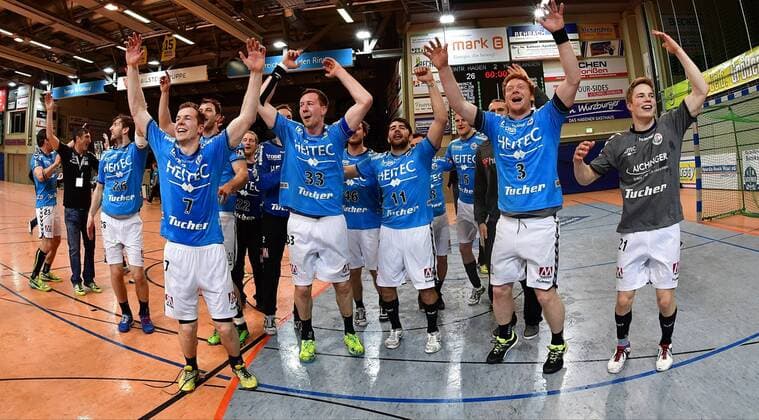 Bilder des Tages - SPORT 26.04.2016 - Handball - 2. Bundesliga HBL - Saison 2015 2016 - 36. Spieltag: VfL Eintracht Hagen - HC Erlangen HCE - - Jubel Freude - Aufstieg Aufsteiger -