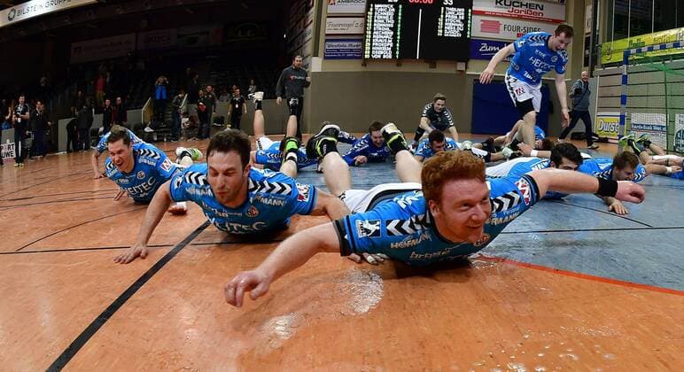 26.04.2016 - Handball - 2. Bundesliga HBL - Saison 2015 2016 - 36. Spieltag: VfL Eintracht Hagen - HC Erlangen HCE - - Jubel Freude - Aufstieg Aufsteiger - Diver - Sebastian Preiß Preiss (8, HC Erlangen HCE ) Oliver Heß Hess (17, HC Erlangen HCE ) Nicolai Theilinger (3, HC Erlangen HCE )