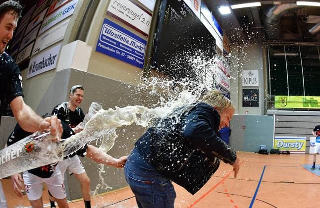 26.04.2016 - Handball - 2. Bundesliga HBL - Saison 2015 2016 - 36. Spieltag: VfL Eintracht Hagen - HC Erlangen HCE - - Jubel Freude - Aufstieg Aufsteiger - Bierdusche für Dr. Carsten Bissel (Aufsichtsratsvorsitzender des HC Erlangen) von Oliver Heß Hess (17, HC Erlangen HCE ) und Sebastian Preiß Preiss (8, HC Erlangen HCE )