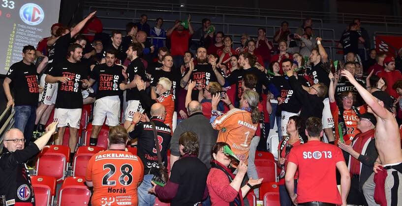 26.04.2016 - Handball - 2. Bundesliga HBL - Saison 2015 2016 - 36. Spieltag: VfL Eintracht Hagen - HC Erlangen HCE - - Jubel Freude - Aufstieg Aufsteiger - Mannschaft Team bei HCE-Fans Fans Fanblock