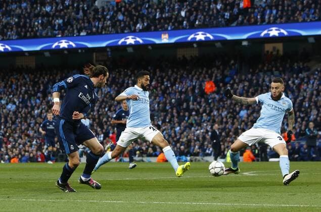26.04.2016. The Etihad, Manchester, England. UEFA Champions League. Manchester City versus Real Madrid. Real Madrid s Welsh midfielder Gareth Bale s cross is blocked by City defenders Otamendi and Clichy. xAlanxMartinx  ActionPlus11731088