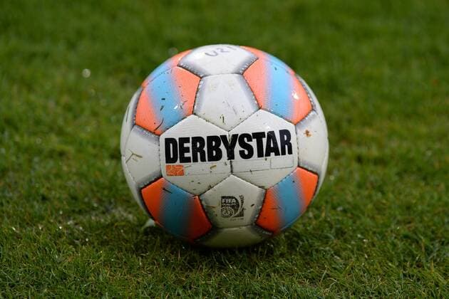 v.li.: Fussball, Spielball, Marke DERBYSTAR, Symbolfoto, Symbolbild, Fussball, Regionalliga Bayern, TSV 1860 München II - SpVgg Oberfranken Bayreuth, xslx