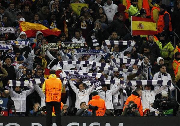26.04.2016. The Etihad, Manchester, England. UEFA Champions League. Manchester City versus Real Madrid. Real Madrid fans celebrate their side s goalless draw tonight. xAlanxMartinx  ActionPlus11731104