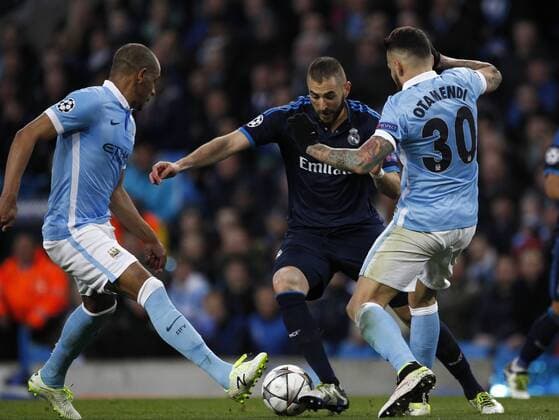 26.04.2016. The Etihad, Manchester, England. UEFA Champions League. Manchester City versus Real Madrid. Real Madrid striker Karim Benzema takes on Manchester City defender Nicolas Otamendi and Manchester City midfielder Fernando. xAlanxMartinx  ActionPlus11731114