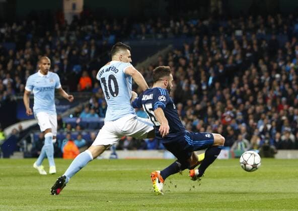 26.04.2016. The Etihad, Manchester, England. UEFA Champions League. Manchester City versus Real Madrid. Real Madrid defender Dani Carvajal breaks down a City attack as Manchester City striker Sergio Ag& xfc;ero gets into the Real Madrid area. xAlanxMartinx  ActionPlus11731119