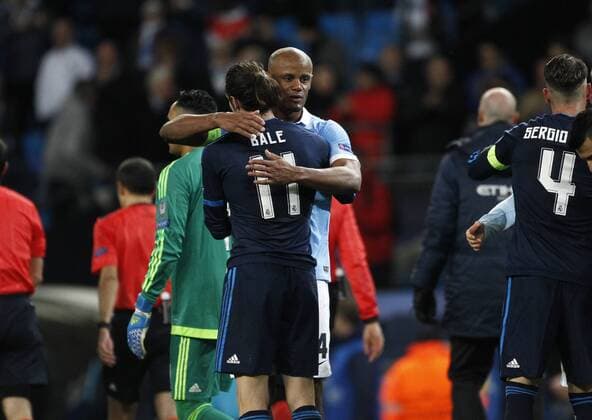 26.04.2016. The Etihad, Manchester, England. UEFA Champions League. Manchester City versus Real Madrid. Manchester City captain Vincent Kompany hugs Real Madrid s Welsh midfielder Gareth Bale at the final whistle. xAlanxMartinx  ActionPlus11731121