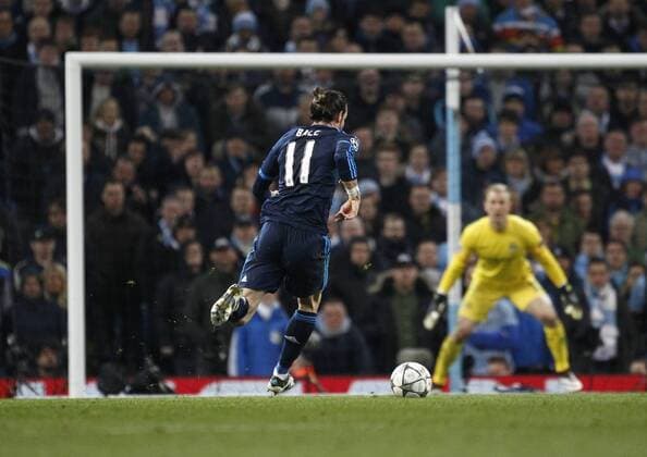 26.04.2016. The Etihad, Manchester, England. UEFA Champions League. Manchester City versus Real Madrid. Real Madrid s Welsh midfielder Gareth Bale runs at the City penalty box as Manchester City keeper Joe Hart watches on. xAlanxMartinx  ActionPlus11731125