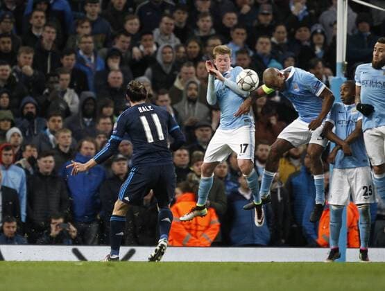 26.04.2016. The Etihad, Manchester, England. UEFA Champions League. Manchester City versus Real Madrid. Real Madrid s Welsh midfielder Gareth Bale hits a left footed free kick stright into the City defensive wall. xAlanxMartinx  ActionPlus11731129