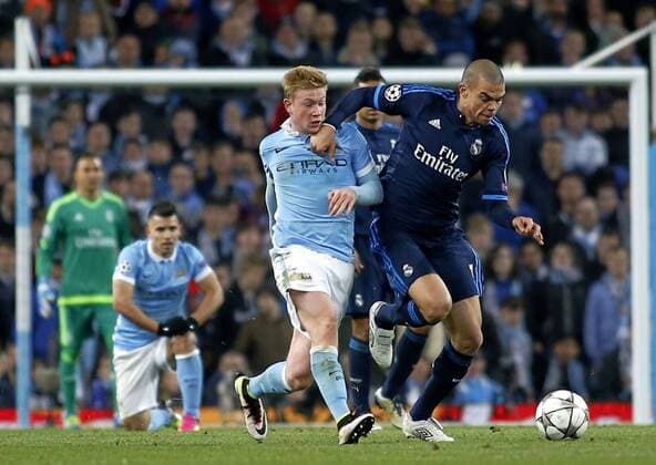 First leg of 1 2 Champions League between Manchester City and Real Madrid. In this picture, De Bruyne and Pepe. xJosexA.xGarciax 
