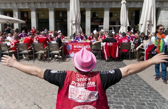 Fans of Bayern Munich celebrate at the Plaza Mayor square hours before the UEFA Champions League s semifinals away leg match between Atletico Madrid and Bayern Munich, in Madrid, Spain, 27 April 2016. Fans of Bayern Munich in Madrid !ACHTUNG: NUR REDAKTIONELLE NUTZUNG!  GRA238 20160427-635973651885158331
