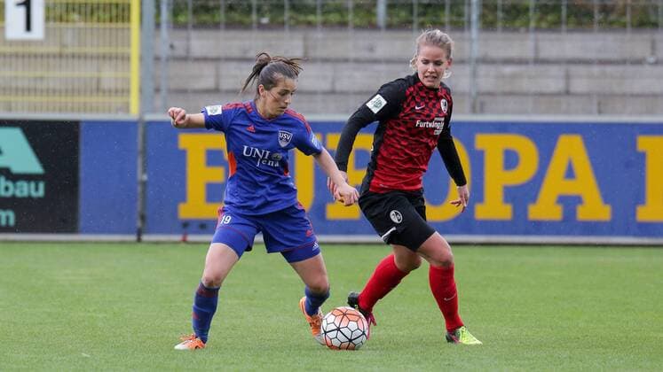 v.li.: Iva Landeka (Jena, 19), Lena Petermann (Freiburg, 22), Fussball, Allianz Frauen-Bundesliga, SC Freiburg - FF USV Jena, xozx
