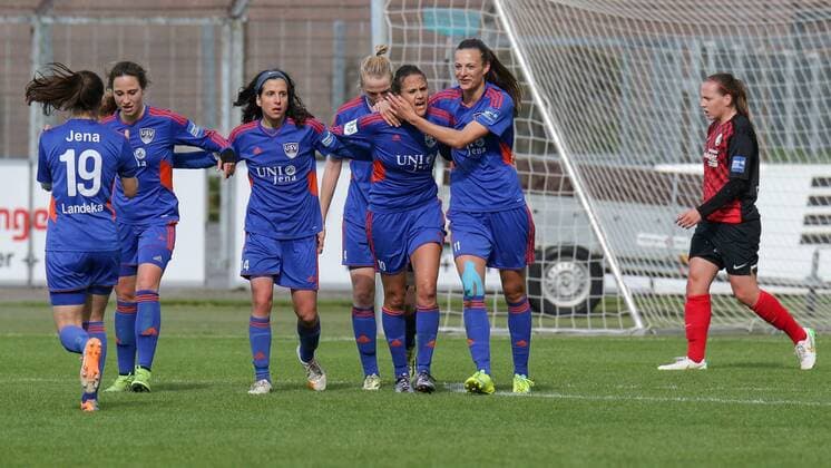 v.li.: Iva Landeka (Jena, 19), Julia Arnold (Jena, 31), Dolores Jacome Silva (Jena, 14), Lina Hausicke (Jena, 4), Torschützin Amber Hearn (Jena, 10) und Lucie Vonkova (Jena, 11) jubeln über das 1:1, Ausgleich, Jubel, Torjubel, Torerfolg, celebrate the goal, goal, celebration, Jubel ueber das Tor, optimistisch, Action, Aktion, Fussball, Allianz Frauen-Bundesliga, SC Freiburg - FF USV Jena, xozx