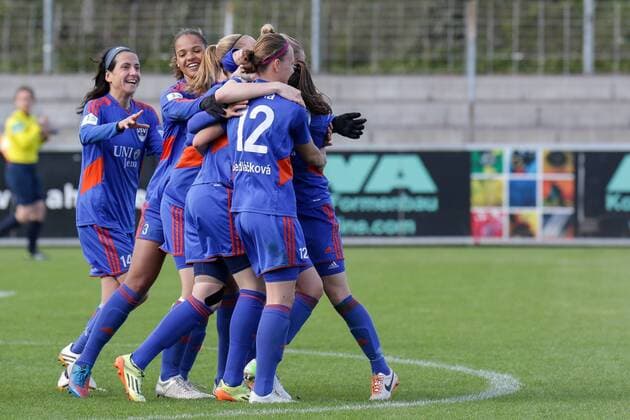 Spielerinnen des FF USV Jena jubeln über das 1:2, Jubel, Torjubel, Torerfolg, celebrate the goal, goal, celebration, Jubel ueber das Tor, optimistisch, Action, Aktion, Fussball, Allianz Frauen-Bundesliga, SC Freiburg - FF USV Jena, xozx