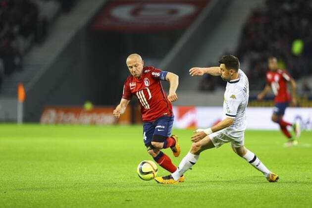 Florent Balmont (Lille) vs Yoann Andreu (Angers) FOOTBALL : OSC Lille vs SCO Angers - Ligue 1 - 27 04 2016 GwendolineLeGoffx 