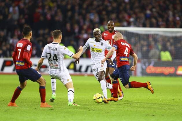 Mohamed Yattara (Angers) vs Florent Balmont (Lille) FOOTBALL : OSC Lille vs SCO Angers - Ligue 1 - 27 04 2016 GwendolineLeGoffx 