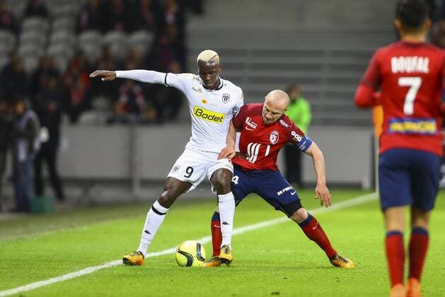 Mohamed Yattara (Angers) vs Florent Balmont (Lille) FOOTBALL : OSC Lille vs SCO Angers - Ligue 1 - 27 04 2016 GwendolineLeGoffx 