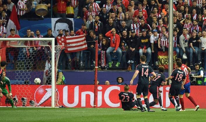 Madrid 27.04.2016, xjhx, Fussball Champions League, Atletico Madrid - FC Bayern München, emspor, v.l. Manuel Neuer (FC Bayern Muenchen), Saul Niguez (Atletico Madrid) Goal scored, Tor zum 1:0