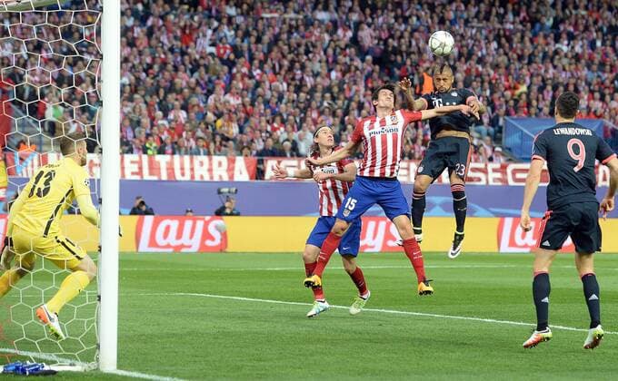 Madrid 27.04.2016, xjhx, Fussball Champions League, Atletico Madrid - FC Bayern München, emspor, v.l. Jan Oblak (Atletico Madrid), Stefan Savic (Atletico Madrid), Arturo Vidal (FC Bayern Muenchen)