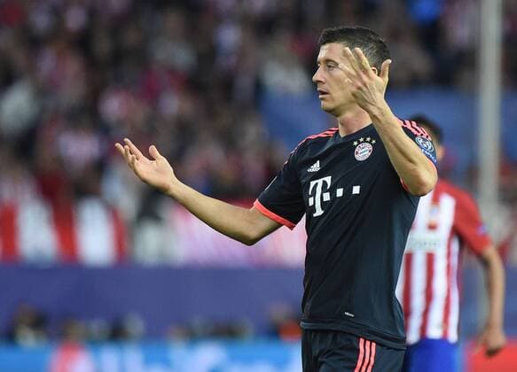 Madrid 27.04.2016, xjhx, Fussball Champions League, Atletico Madrid - FC Bayern München, emspor, v.l. Robert Lewandowski (FC Bayern Muenchen) gibt Anweisungen, gestikuliert, mit den Armen gestikulieren gives instructions, gesticulate.