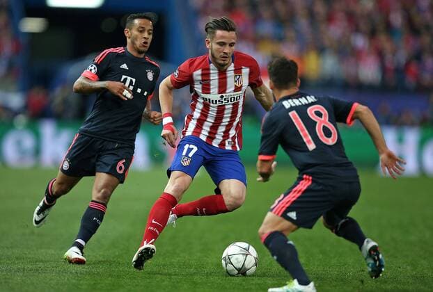 27.04.2016, Fussball UEFA Champions League 2015 2016, Halbfinale, Hinspiel, Atletico Madrid - FC Bayern München, im Estadio Vicente Calder—n, Madrid. v.l. Rafinha (Bayern München) gegen Saul Niguez (Atletico Madrid) und Juan Bernat (Bayern München) 