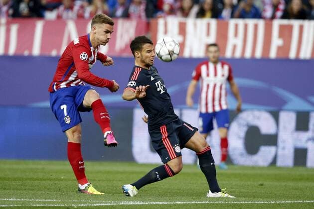 Atletico de Madrid French forward Antoine Griezmann (L) and Bayern Munich defense Juan Bernat fight for the ball during a Champions League semifinal match between Atletico de Madrid and Bayern Munich at Vicente Calderon Stadium in Madrid, Spain, 27 April 2016. EFE Juan Carlos Hidalgo ATLETICO MADRID VS BAYERN MUNICH !ACHTUNG: NUR REDAKTIONELLE NUTZUNG!  CAM006 70722138st