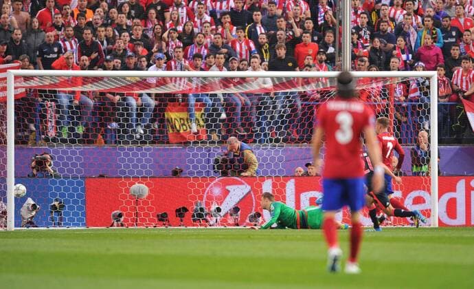 Manuel Neuer (FC Bayern) receives a gol (1-0) during the UEFA Champions League semifinals match between Atletico de Madrid and F.C Bayern Munchen played at Estadio Vicente Calderon, Madrid - FOTO : J.M.Colomo  xJ.M.Colomox xx