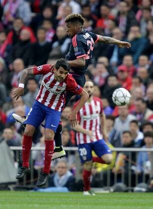 ESP, UEFA CL, Atletico Madrid (ESP) vs FC Bayern Muenchen (GER) 27.04.2016, Estadio Vicente Calderon, Madrid, ESP, UEFA CL Halbfinale, Atletico Madrid vs FC Bayern Muenchen im Bild Augusto Fernandez (Madrid),Kingsley Coman (München) nordphotoxBratic
