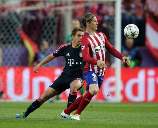 ESP, UEFA CL, Atletico Madrid (ESP) vs FC Bayern Muenchen (GER) 27.04.2016, Estadio Vicente Calderon, Madrid, ESP, UEFA CL Halbfinale, Atletico Madrid vs FC Bayern Muenchen im Bild Philipp Lahm (München),Fernando Torres (Madrid) nordphotoxBratic
