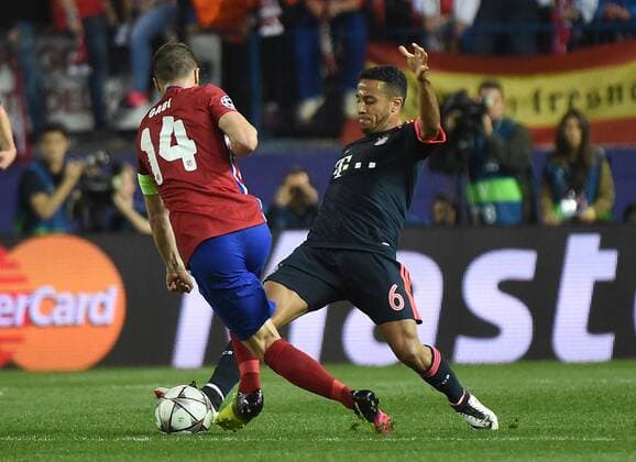Madrid 27.04.2016, xjhx, Fussball Champions League, Atletico Madrid - FC Bayern München, emspor, v.l. Gabi (Atletico Madrid), Thiago Alcantara (FC Bayern Muenchen)