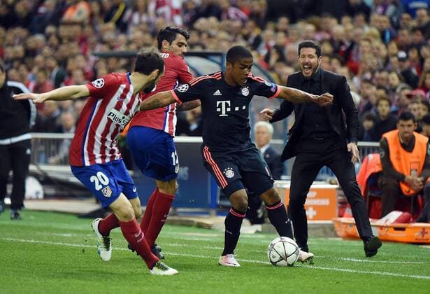 Madrid 27.04.2016, xjhx, Fussball Champions League, Atletico Madrid - FC Bayern München, emspor, v.l. Juanfran (Atletico Madrid), Augusto Fernandez (Atletico Madrid), Douglas Costa (FC Bayern Muenchen), Trainer Diego Simeone (Atletico Madrid) gibt Anweisungen, gestikuliert, mit den Armen gestikulieren gives instructions, gesticulate.