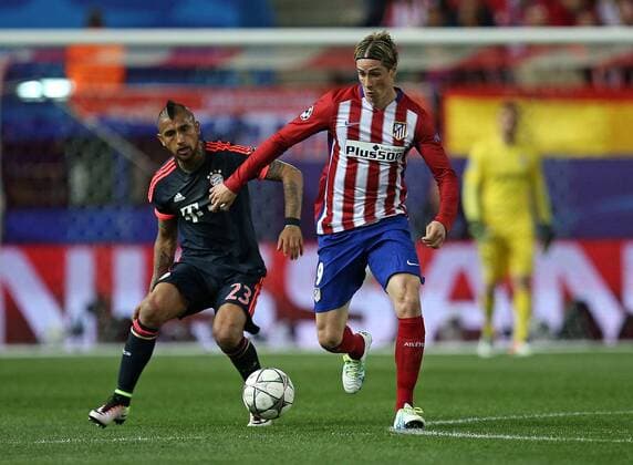 27.04.2016, Fussball UEFA Champions League 2015 2016, Halbfinale, Hinspiel, Atletico Madrid - FC Bayern München, im Estadio Vicente Calder—n, Madrid. v.l. Arturo Vidal (Bayern München) gegen Fernando Torres (Atletico Madrid) 