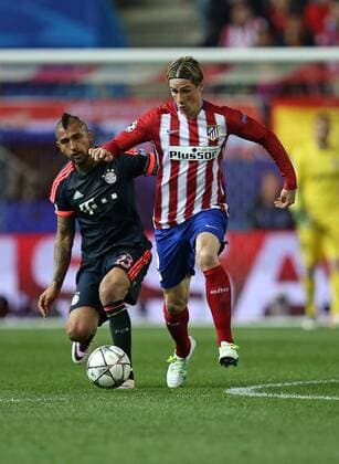 27.04.2016, Fussball UEFA Champions League 2015 2016, Halbfinale, Hinspiel, Atletico Madrid - FC Bayern München, im Estadio Vicente Calder—n, Madrid. v.l. Arturo Vidal (Bayern München) gegen Fernando Torres (Atletico Madrid) 